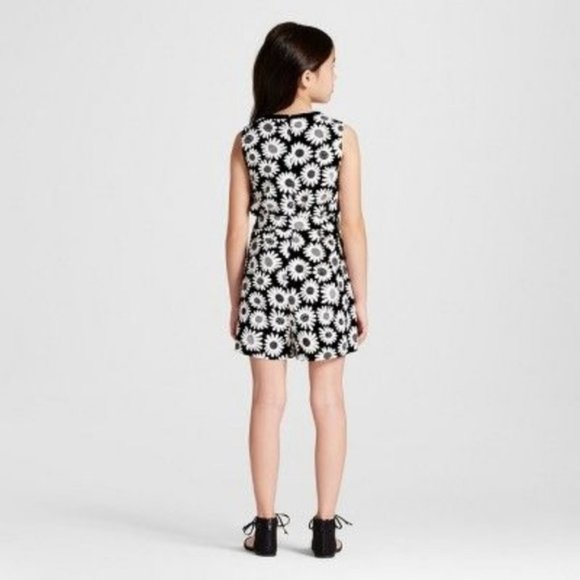 Black Mini Daisy Tie Waist Romper - Small - Picture 5 of 8